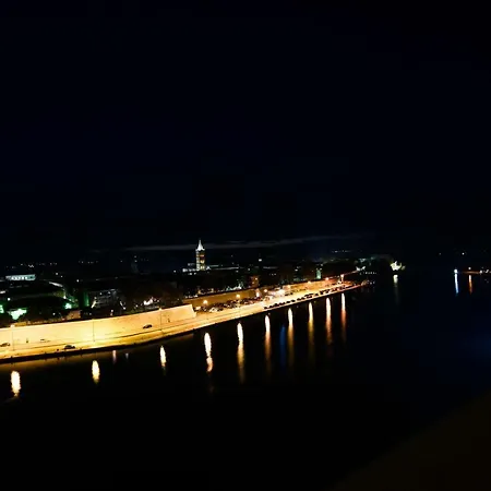 公寓 Penthouse Dolcevita 扎达尔